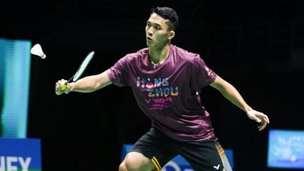 Tunggal putra Indonesia, Jonatan Christie ketika menjajal lapangan di Axiata Arena untuk Malaysia Open 2025.