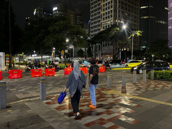 Suasana Trotoar di depan FX Sudirman, Jakarta Pusat, sabtu 18/1). Foto: Rayyan Farhansyah/kumparan