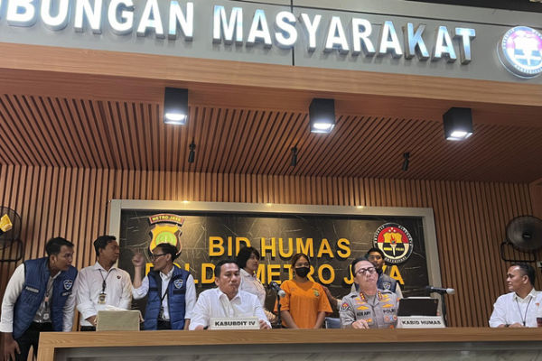 Polda Metro Jaya (PMJ) mengadakan konferensi pers terkait kasus penipuan arisan dengan skema ponzi, di Polda Metro Jaya, Jakarta Pusat, Sabtu (18/1/2025). Foto: Alya Zahra/kumparan 