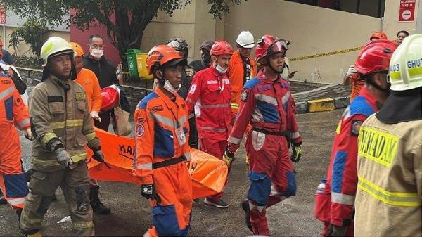 Tim SAR gabungan kembali membawa satu kantong jenazah terkait insiden kebakaran Plaza Glodok, Jakarta Barat pada Sabtu (18/1/2025) untuk dibawa ke RS Polri Kramat Jati, Jakarta Timur.