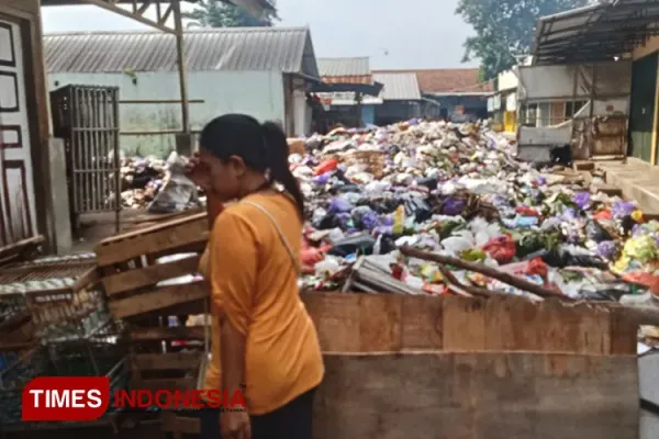 Tumpukan-sampah-menutupi-akses-jalan-3.jpg