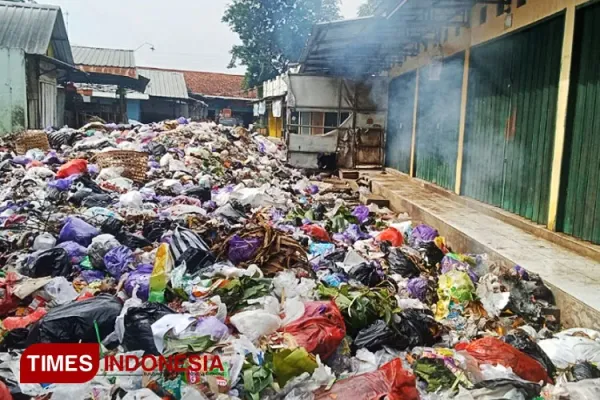 Tumpukan-sampah-menutupi-akses-jalan-2.jpg