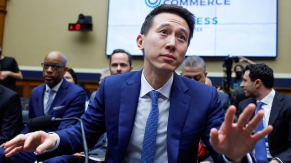 CEO TikTok TikTok Shou Zi Chew bereaksi selama sesi baginya untuk bersaksi di depan sidang Komite AS. Foto: Evelyn Hockstein/Reuters