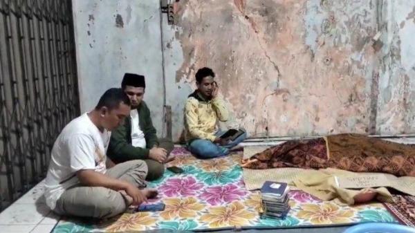 Ketua Komisi 2 DPRD Kabupaten Sukabumi, Hamzah Gurnita (tengah berpeci) saat takziah ke rumah duka Satpam korban pembuhan anak bos di Kp Cibarengkok, Desa Citarik, Kecamatan Palabuhanratu, Sabtu (18/1/2025). Hamzah meminta APH beri hukuman setimpal terhadap pelaku.