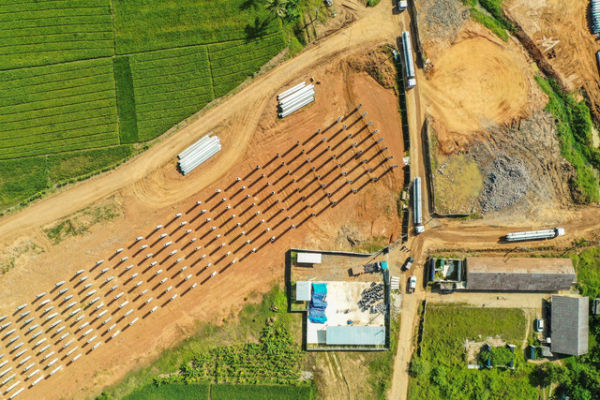 Foto udara proyek Jalan Tol Serang-Panimbang yang bersebelahan dengan SD Negeri Pasirkadu 1, di Pandeglang, Banten, Selasa (23/7/2024). Foto: Galih Pradipta/ANTARA FOTO