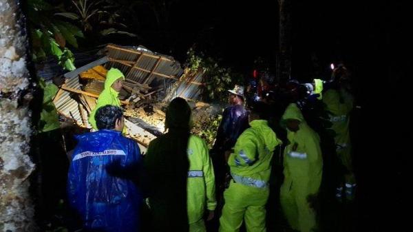 
LONGSOR – Sejumlah petugas melakukan evakuasi korban tanah longsor yang menerjang bangunan pasraman di wilayah Banjar Cempaka, Desa Pikat, Kecamatan Dawan, Kabupaten Klungkung, Minggu malam (19/1).