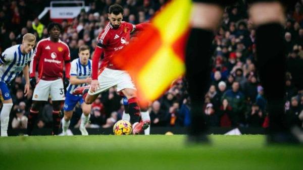 Eksekusi penalti Bruno Fernandes laga Manchester United vs Brighton di Stadion Old Trafford pada pekan 22 Liga Inggris, Minggu (19/1/2025).