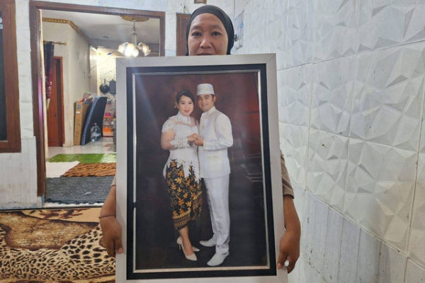 Keluarga menunjukkan foto aktor laga Sandy Permana yang meninggal dunia pada Minggu (12/1/2025). Foto: kumparan