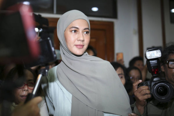 Artis Paula Verhouven usai menjalani sidang cerai perdana di Pengadilan Agama Jakarta Selatan, Jakarta, Rabu, (23/10/2024). Foto: Agus Apriyanto