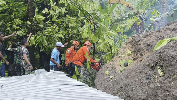 Proses evakuasi korban longsor di Klungkung, Bali, Senin (20/1/2025). Akibat bencana ini, 4 orang tewas. Foto: Dok. SAR Denpasar