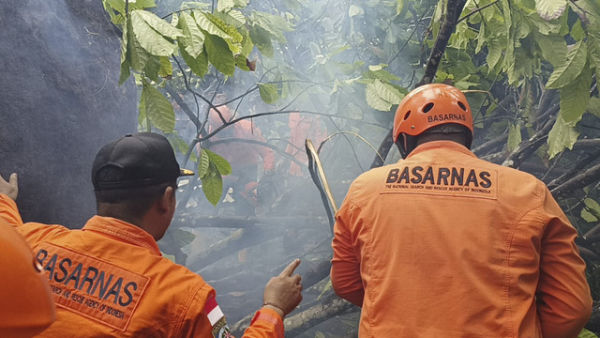 Proses evakuasi korban longsor di Klungkung, Bali, Senin (20/1/2025). Akibat bencana ini, 4 orang tewas. Foto: Dok. SAR Denpasar