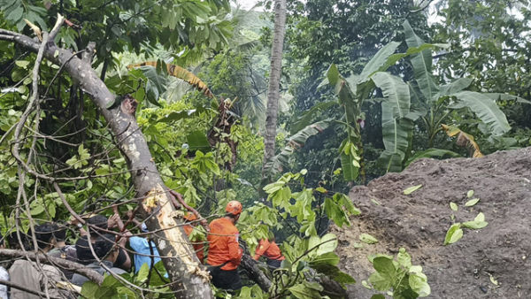 Proses evakuasi korban longsor di Klungkung, Bali, Senin (20/1/2025). Akibat bencana ini, 4 orang tewas. Foto: Dok. SAR Denpasar