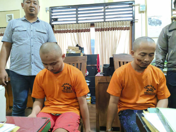 B alias Billy (kiri) dan S alias Satim (kanan muka cemong) dua pelaku penyiraman air keras ke mahasiswi di Yogyakarta. Foto: Arfiansyah Panji Purnandaru/kumparan