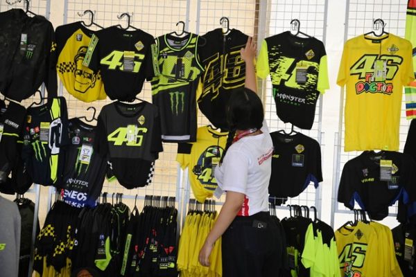 Penjual menata kaos VR46 yang merupakan merek apparel milik legenda MotoGP Valentino Rossi di Pertamina Mandalika International Street Circuit, Lombok Tengah, NTB, Sabtu (19/3/2022). Foto: Andika Wahyu/Antara Foto