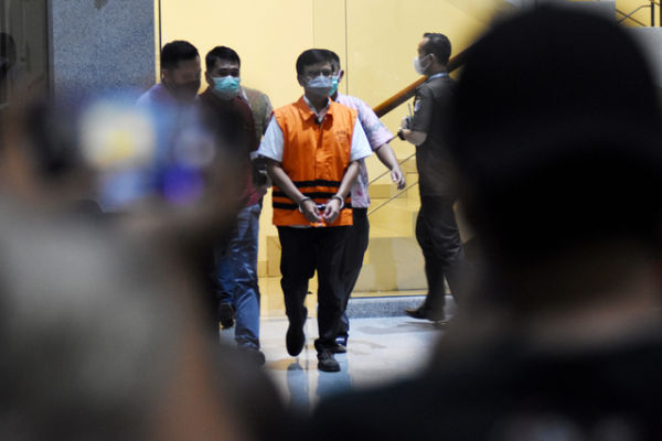 Tersangka mantan Direktur Utama Perumda Pembangunan Sarana Jaya (PDPSJ) Yoory C. Pinontoan (tengah) mengenakan rompi tahanan di Gedung Merah Putih KPK, Jakarta, Kamis (27/5/2021). Foto: Indrianto Eko Suwarso/Antara Foto