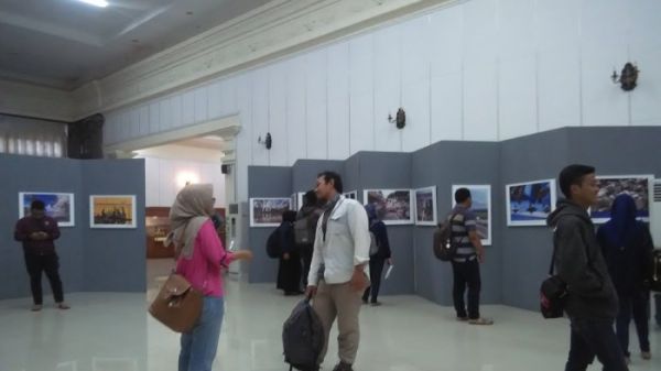 Pengunjung pameran fotografi di Museum Pers Nasional, Kamis (15/2/2018).