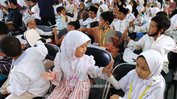 Sejumlah anak mengikuti Pesantren Kilat Taqiya di Masjid Pusdai (Pusat Dakwah Islam) Jabar, Jalan Diponegoro, Kota Bandung, Jawa Barat, Rabu (6/7/2022). Kegiatan mengisi libur sekolah selama dua hari tersebut diikuti 122 peserta dari SD, SMP, dan SMA dengan materi membaca dan memahami Alquran, praktik salat, tafakur alam, curah pendapat, permainan, dan yang lainnya. Taqiya_BelajarQuran sebagai penyelenggara kegiatan juga memberikan beasiswa belajar Alquran selama sepekan bagi 20 peserta bernama Muhammad dan satu orang bernama Maryam. (TRIBUN JABAR/GANI KURNIAWAN)