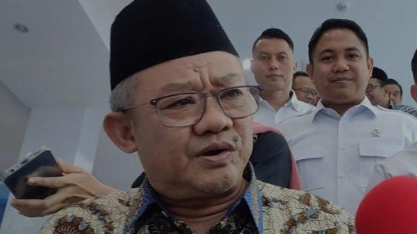 Menteri Pendidikan Dasar dan Menengah RI (Mendikdasmen) Abdul Mu'ti saat ditemui awak media di Kantor Kementerian P2MI, Jakarta Selatan, Senin (20/1/2025)