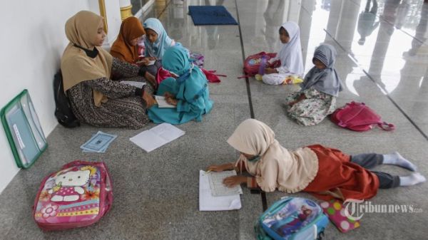 BELAJAR MENGAJI DI MASJID - Sejumlah anak-anak Taman Pendidikan Alquran (TPQ) Ad Sa'adah di halaman Masjid Syuhada Lamgugob, Banda Aceh, Rabu (10/9/2020) Belajar Al Qur'an pada anak sebaiknya dimulai sejak usia dini. SERAMBI INDONESIA/HENDRI)