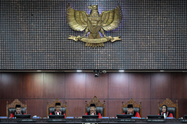 Ketua Mahkamah Konstitusi Suhartoyo (tengah) didampingi para hakim konstitusi  memimpin sidang pleno khusus Penyampaian Laporan Tahunan 2024 dan Pembukaan Masa Sidang 2025 Mahkamah Konstitusi di ruang sidang Gedung MK, Jakarta, Kamis (2/1/2025). Foto: ANTARA FOTO/Fauzan