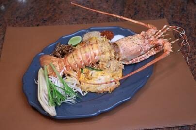 ผัดไทยกุ้งมังกร