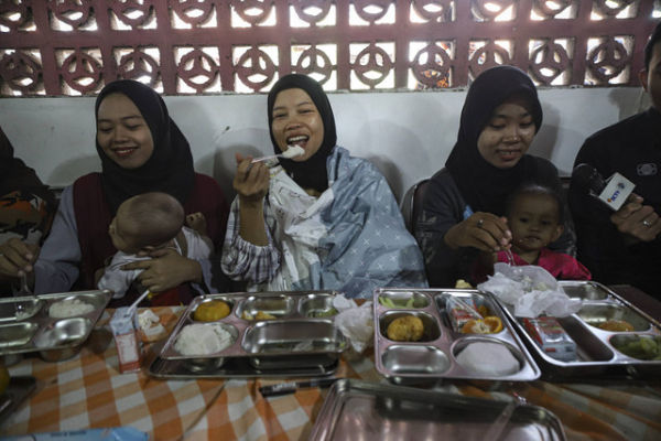 Sejumlah warga menyantap makanan saat pelaksaan Makan Bergizi Gratis (MBG) di kawasan Ciracas, Jakarta, Jumat (10/1/2025). Foto: Iqbal Firdaus/kumparan