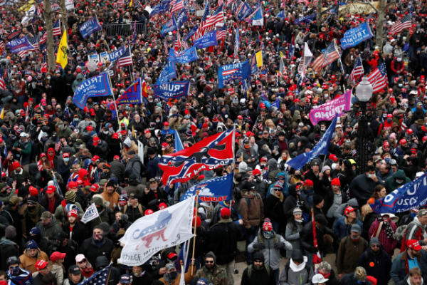 Pengunjuk rasa pro-Trump bentrok dengan polisi Capitol selama unjuk rasa untuk memperebutkan sertifikasi hasil pemilihan presiden AS 2020 oleh Kongres AS. Foto: REUTERS / Shannon Stapleton