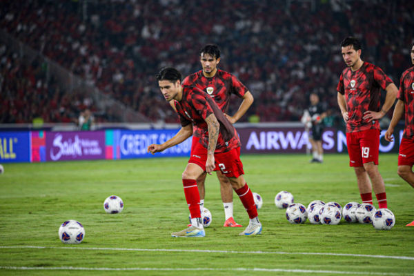 Pemain sepak bola Indonesia Kevin Diks menjalani pemanasan sebelum menghadapi timnas Jepang di Stadion Gelora Bung Karno (GBK),  Foto: Aditia Noviansyah/kumparan