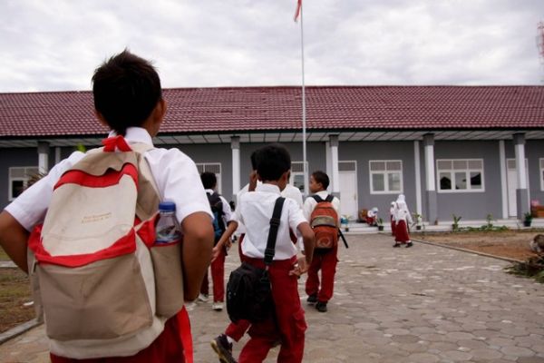 Ilustrasi siswa berangkat ke sekolah dengan berjalan kaki. Foto: Toto Santiko Budi/Shutterstock