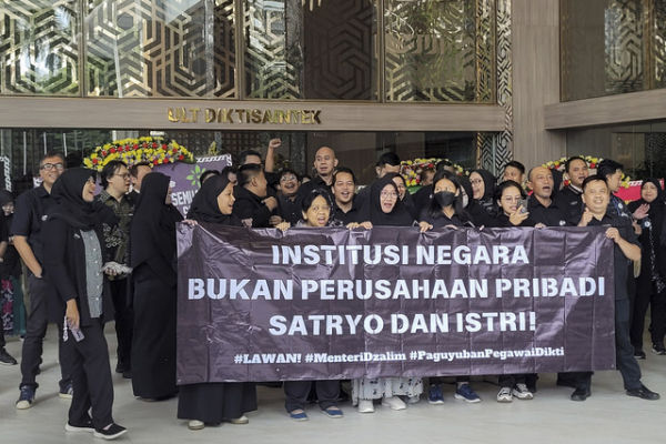 Sejumlah aparatur sipil negara Direktorat Jenderal Pendidikan Tinggi (Ditjen Dikti) Kementerian Pendidikan Tinggi, Sains, dan Teknologi (Kemdiktisaintek) membentangkan spanduk saat berunjuk rasa di Kantor Kemdiktisaintek, Jakarta, Senin (20/1/2025). Foto: Sean Filo Muhamad/ANTARA