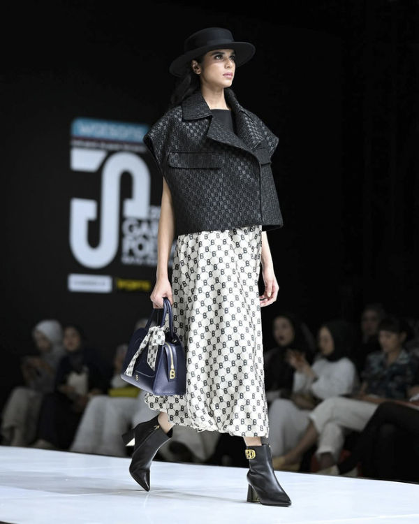 Joy Bag Buttonscarves Hiasi Runway Garis Poetih Raya 2025.  Foto: dok. Buttonscarves