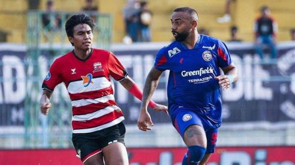 Aksi penyerang Arema FC, Dalberto saat melawan pemain Madura United pada pekan ke-11 Liga 1, Kamis (21/11/2024) sore WIB.