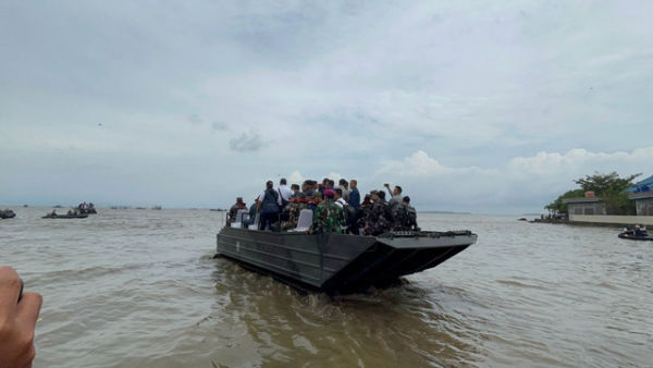 Rombongan KSAL Laksamana TNI Angakatan Laut Muhammad Ali, Menteri ATR/BPN Nusron Wahid meninjau pagar laut menggunakan Kendaraan LVT 7, Rabu (22/1/2025).  Foto: Rayyan Farhansyah/kumparan