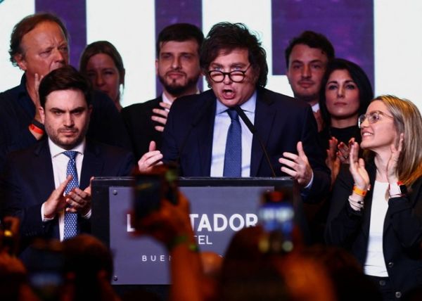 Presiden Argentina Javier Milei melambai kepada pendukungnya saat bereaksi bersama calon wakil presiden Victoria Villarruel terhadap hasil pemilihan presiden, di Buenos Aires, Argentina, Minggu (22/10/2023). Foto: Matias Baglietto/REUTERS