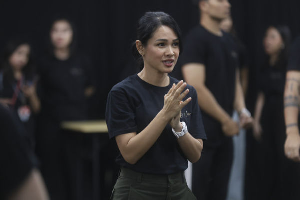 Penyanyi Andien bersama Marcel dan musisi lainnya saat syukuran Cinematic Musikal di gedung Serbaguna Senayan, Jakarta, Jumat, (17/1/2025). Foto: Agus Apriyanto