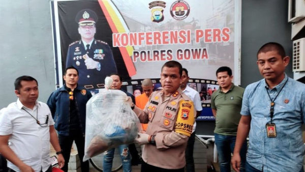 Kapolres Gowa AKBP Reonald TS Simanjuntak menunjukkan barang bukti dan tersangka kasus pembunuhan berencana seorang wanita di areal persawahan saat konpers di Mapolres Gowa, Sulawesi Selatan, Rabu (22/1/2025). Foto: Darwin Fatir/ANTARA