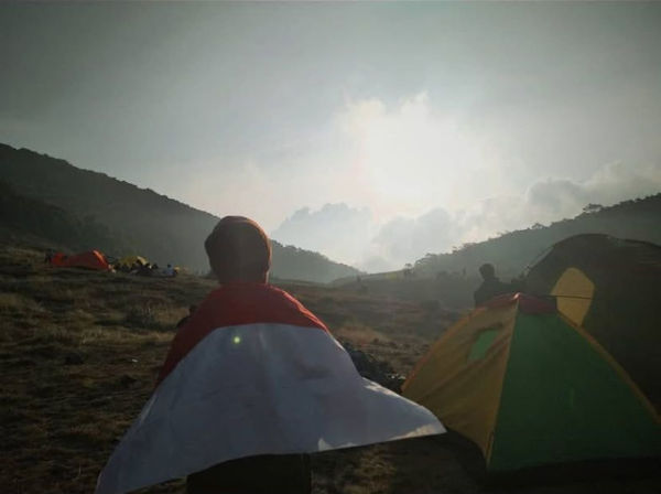 Alun-Alun Surya Kencana Gunung Gede. Foto: Muhamad Defan Fahreza (Olahan Penulis) 