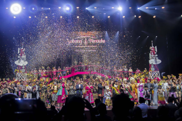 Sejumlah seniman menari saat pagelaran Sabang-Merauke di JIEXPO Theater, Kemayoran, Jakarta, Jumat (16/8/2024). Foto: Darryl Ramadhan/kumparan