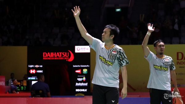 Pebulu tangkis ganda putra Indonesia Mohammad Ahsan dan Hendra Setiawan menyapa penonton usai melawan ganda putra Malaysia Junaidi Arif dan Roy King Yap pada babak 16 besar Daihatsu Indonesia Masters 2025 di Istora Senayan, Jakarta, Kamis (23/1/2025). Henda/Ahsan gagal melaju ke babak 8 besar usai kalah dengan skor 13-21 dan 14-21. TRIBUNNEWS/IRWAN RISMAWAN