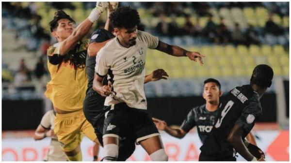 Pemain PSM Makassar, Aloisio Soares, berduel dengan pemain Terengganu FC di ajang ASEAN Club Championship 2024/2025.