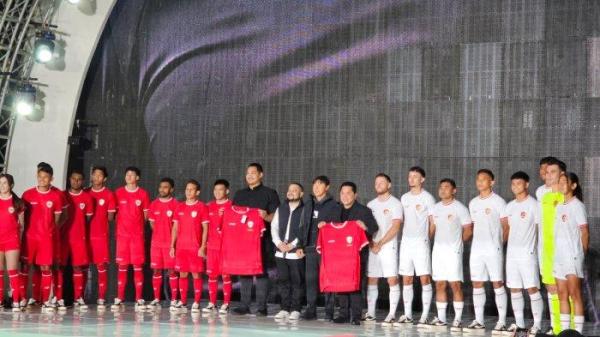 Jersey anyar Timnas Indonesia buatan Erspo saat diperkenalkan di Kawasan SCBD, Jakarta, Senin (18/3/2024).