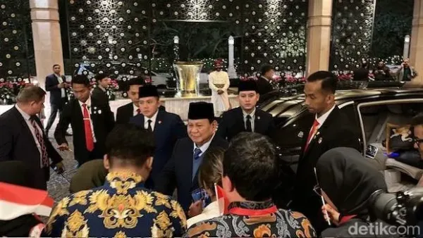 Presiden Prabowo Subianto tiba di India. Kedatangan Prabowo disambut antusias para mahasiswa Indonesia yang berada di India. (Eva/detikcom).