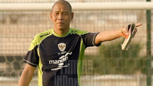 Pelatih Timnas U17 Indonesia Nova Arianto memimpin sesi latihan sebelum pertandingan Kualifikasi Piala Asia U17 2025.