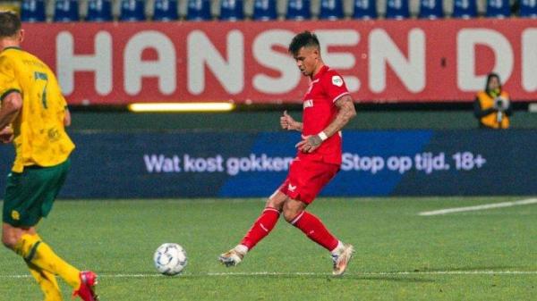 Pemain Timnas Indonesia Mees Hilgers saat memperkuat FC Twente dalam pertandingan Eredivisie 2024/2025.