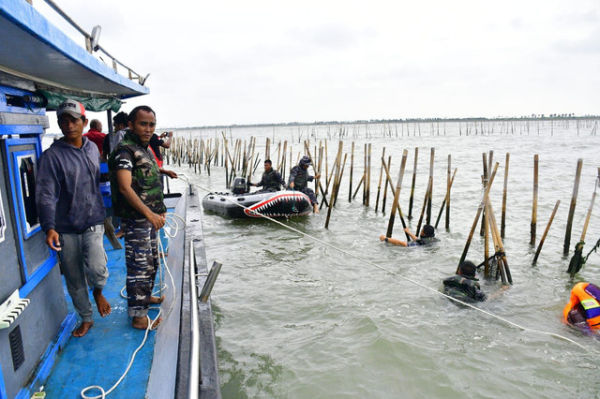 TNI AL lanjutkan pembongkaran pagar laut di Tangerang, Kamis (23/1/2025). Foto: Dispenal