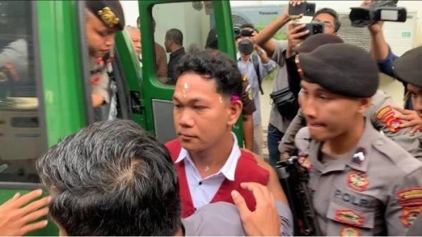 Terdakwa kasus dugaan pelecehan seksual I Wayan Agus Suartama alias Agus Buntung saat tiba di Pengadilan Negeri Mataram guna menjalani sidang pembuktian, Kamis (23/1/2025).