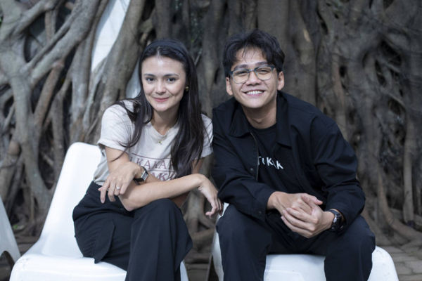 Chicco Kurniawan dan Amanda Rawles, pemeran film 1 Kakak 7 Ponakan saat berkunjung ke kantor kumparan, Jakarta, Rabu (18/12/2024). Foto: Syawal Febrian Darisman/kumparan