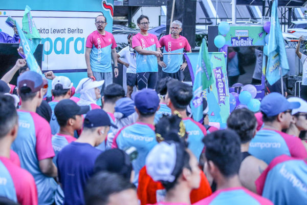 Menkes Budi Gunadi Sadikin secara resmi membuka acara Fun Run spesial ulang tahun kumparan ke-8, Minggu (19/1/2024). Foto: kumparan