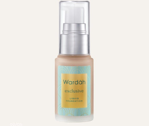 Rekomendasi alas bedak untuk kulit kering. Foto adalah Wardah Exclusive Liquid Foundation. sumber: wardahbeauty.com