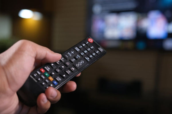 Ada sejumlah kode remot TV  Toshiba yang perlu disesuaikan pengguna. Foto: Pexels.com